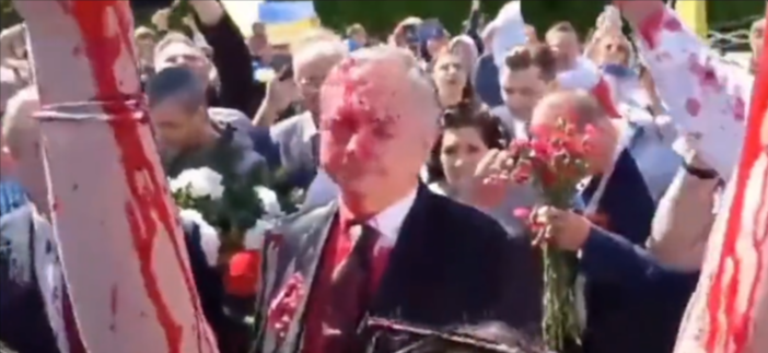 Se videoen: Ruslands ambassadør overhældt med falsk blod