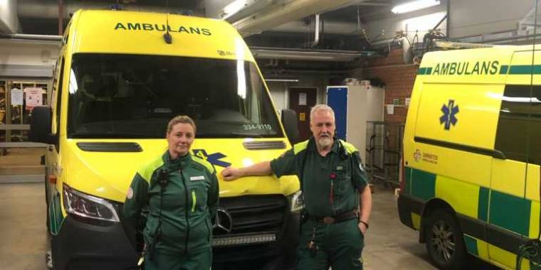 Ambulance i fuld udrykning ramt af sten kastet fra bro