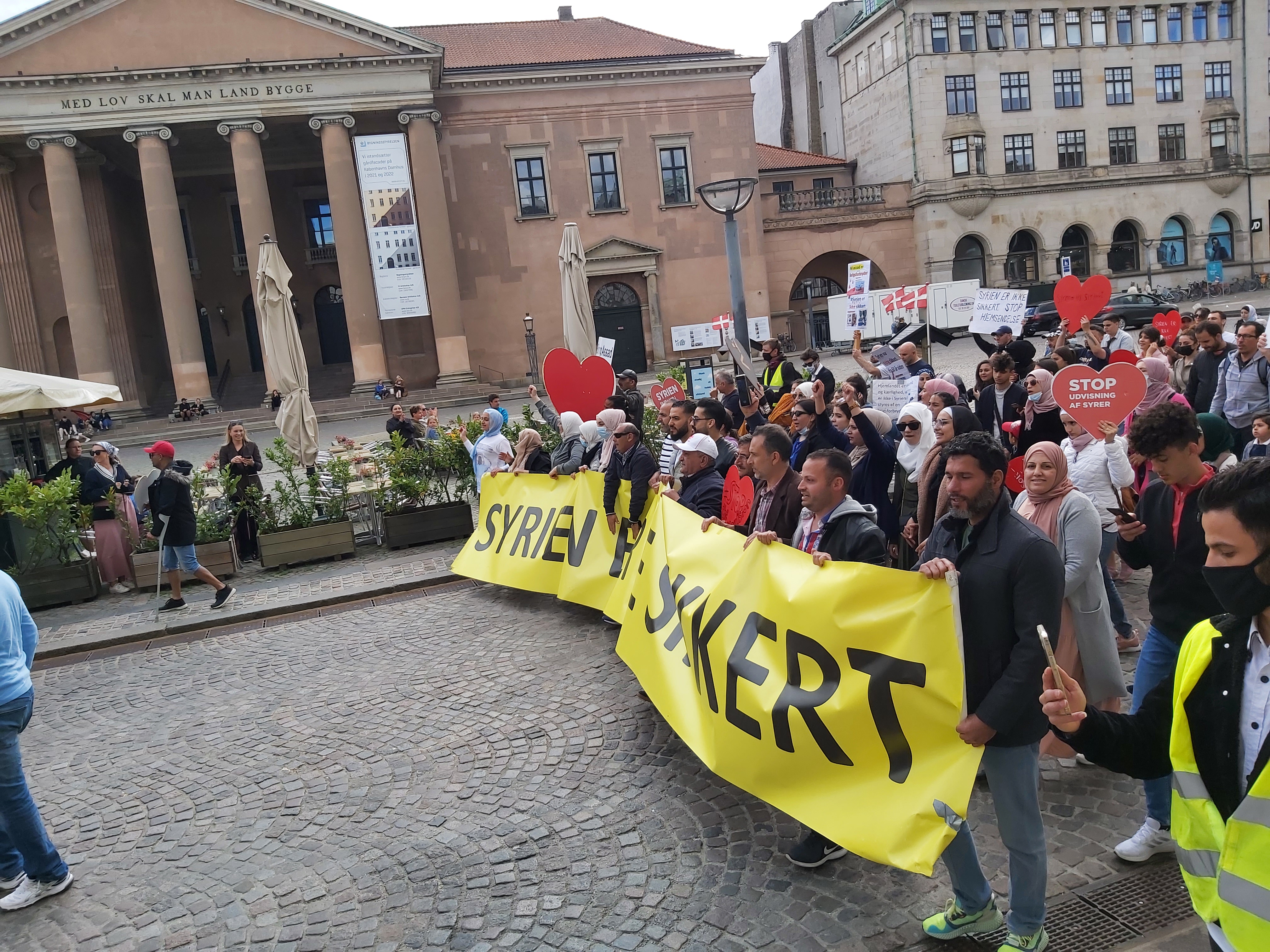 Efter fire ugers sit-in protest begynder syriske demonstranter nu sultestrejke foran Christiansborg
