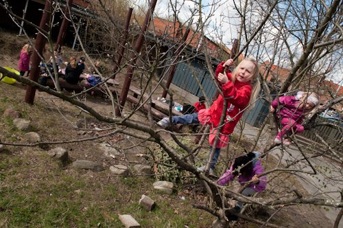 Børn skal lege i institutionen