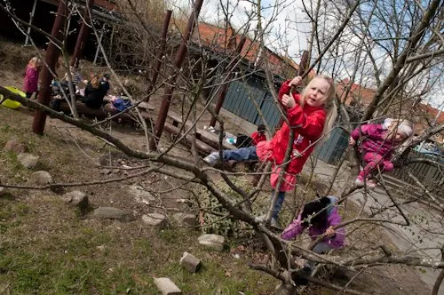 Børn skal lege i institutionen