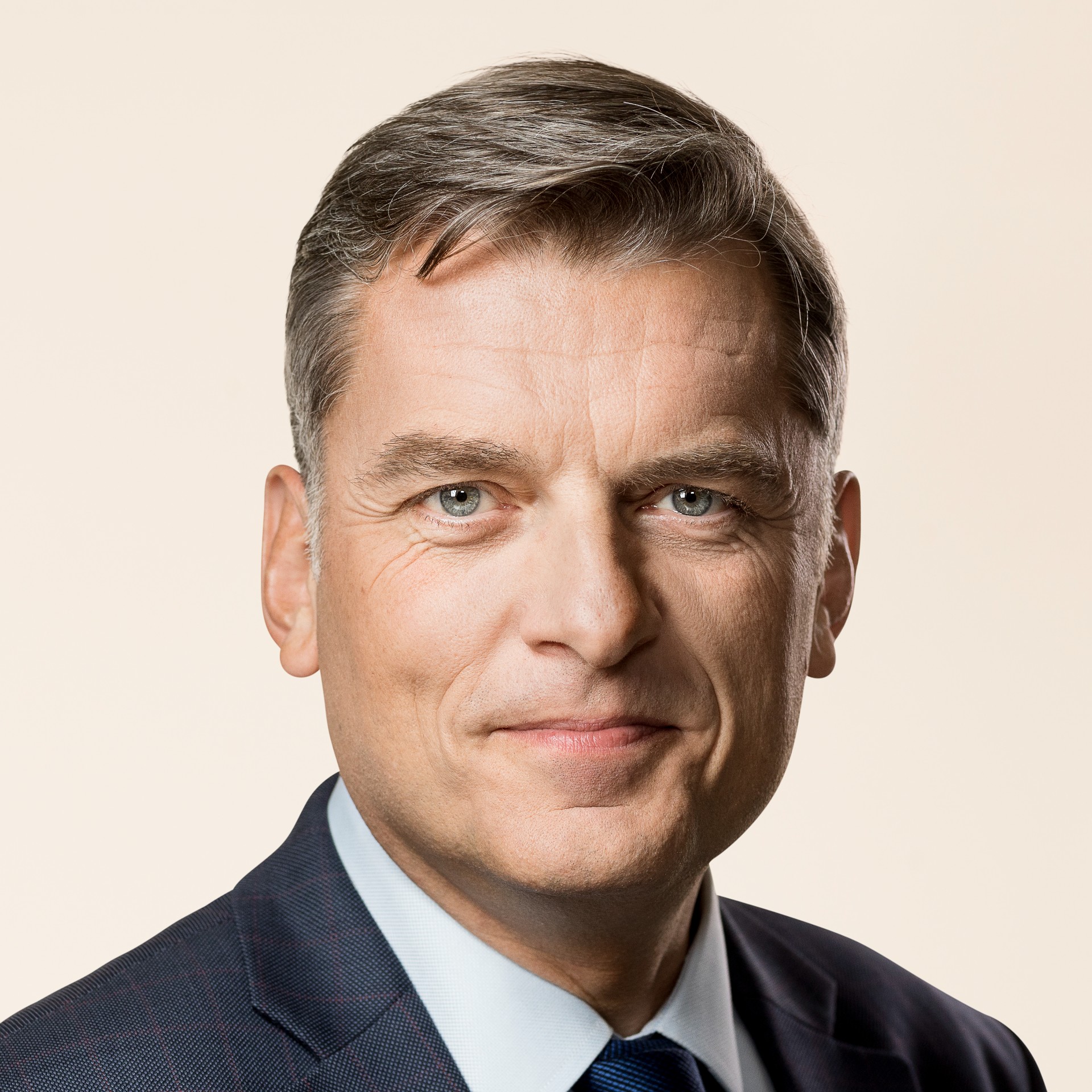 Voldelig start på folkeafstemning: Venstre-politiker slået i ansigtet