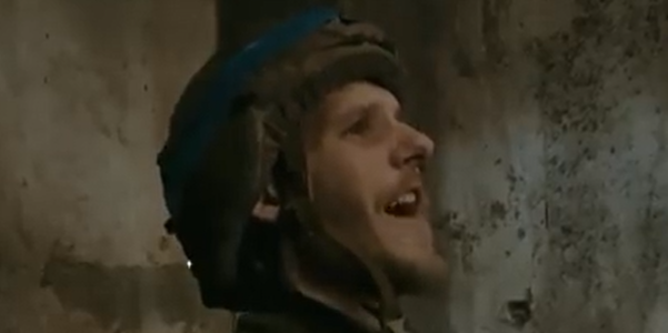 Se videoen: Ukrainsk soldat synger Eurovision-vinder til lyden af russiske bomber
