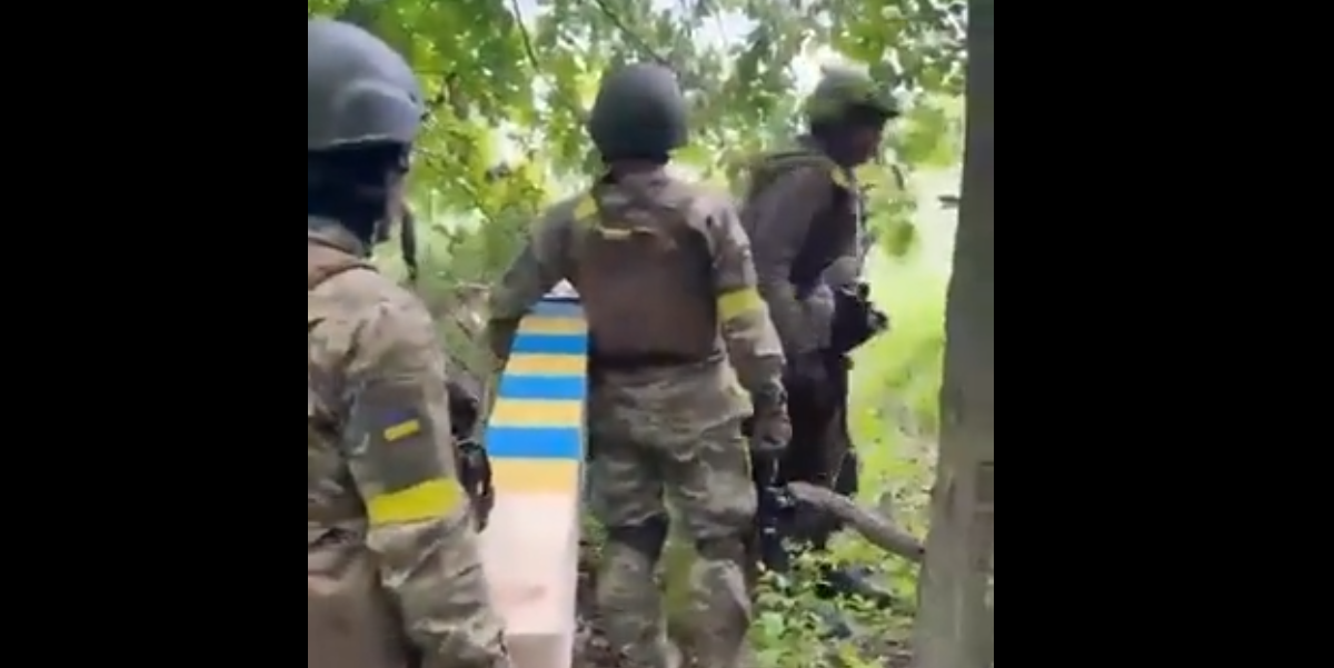Se videoen: Skubber russerne ud og markerer den RIGTIGE grænse mellem Ukraine og Rusland