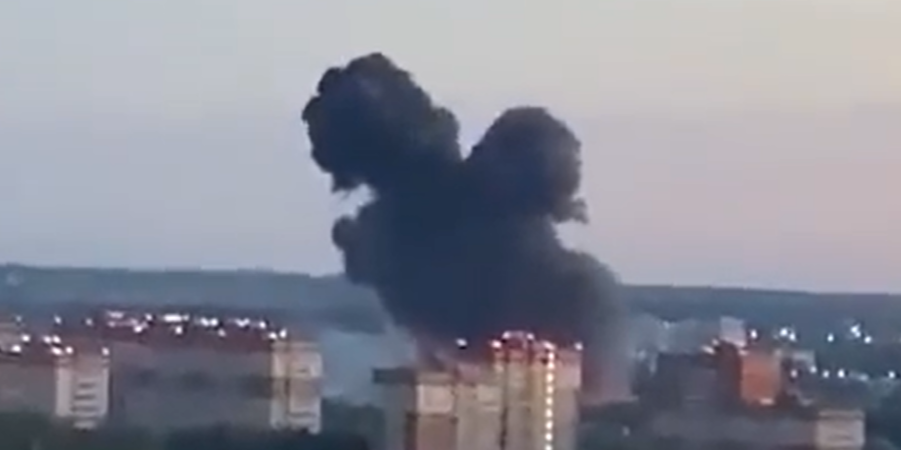 Se videoen: Russisk militærfly styrter ned i boligkvarter
