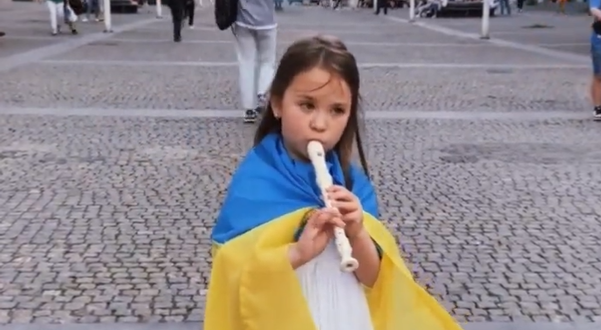 Se videoen: 6-årig pige samler ind til Ukraine med blokfløjte og rap