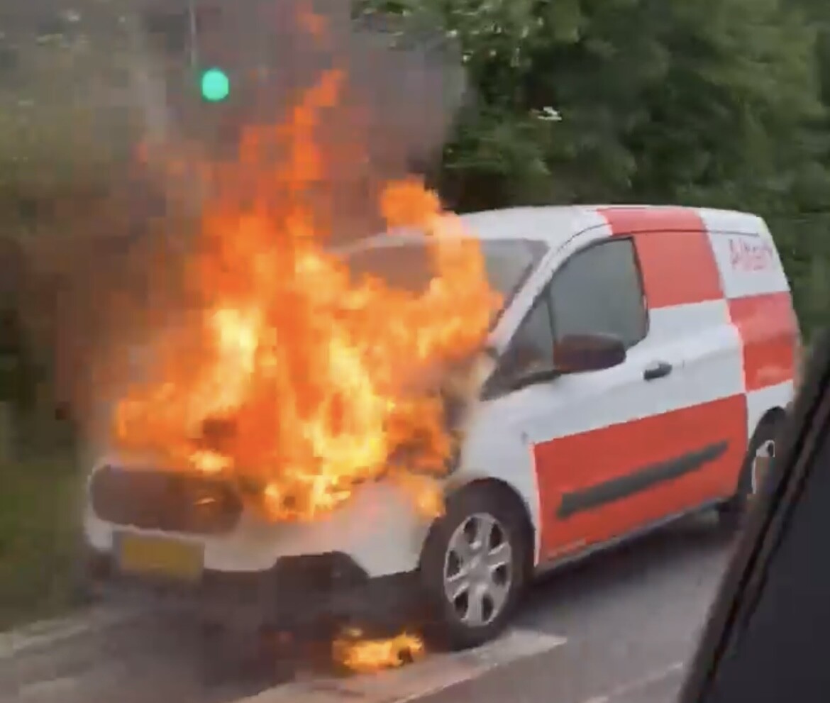 Kæmpe kø: Brændende bil spærrer motorvej