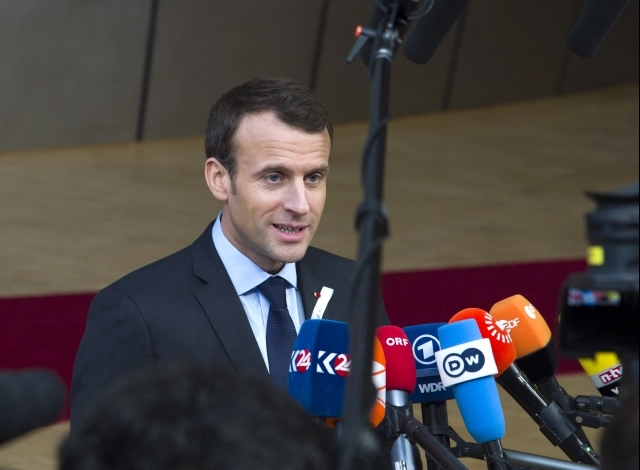 Macron hæver mindsteløn som svar på voldelige demonstrationer