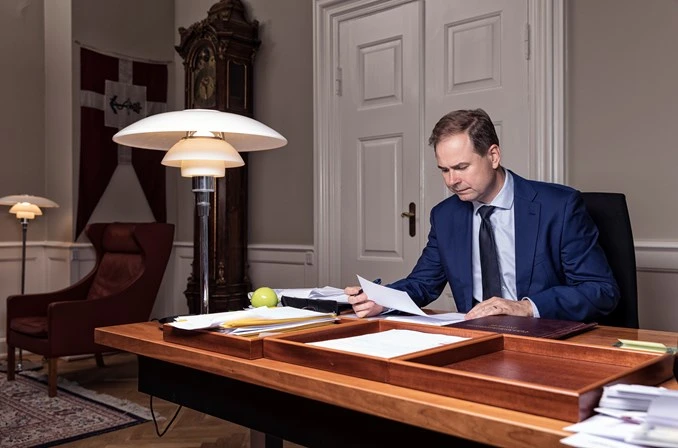 Regeringen lancerer nye initiativer for at hjælpe corona-ramte danskere