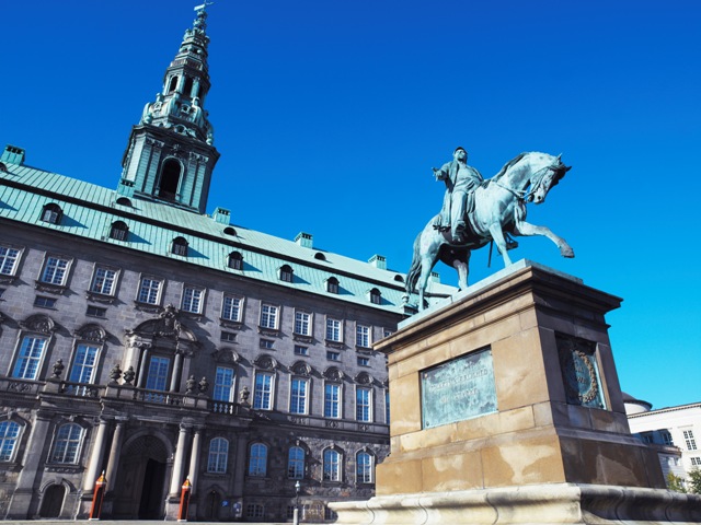 Om optøjer, trusler og uro:  Enevælden rumsterer på Borgen