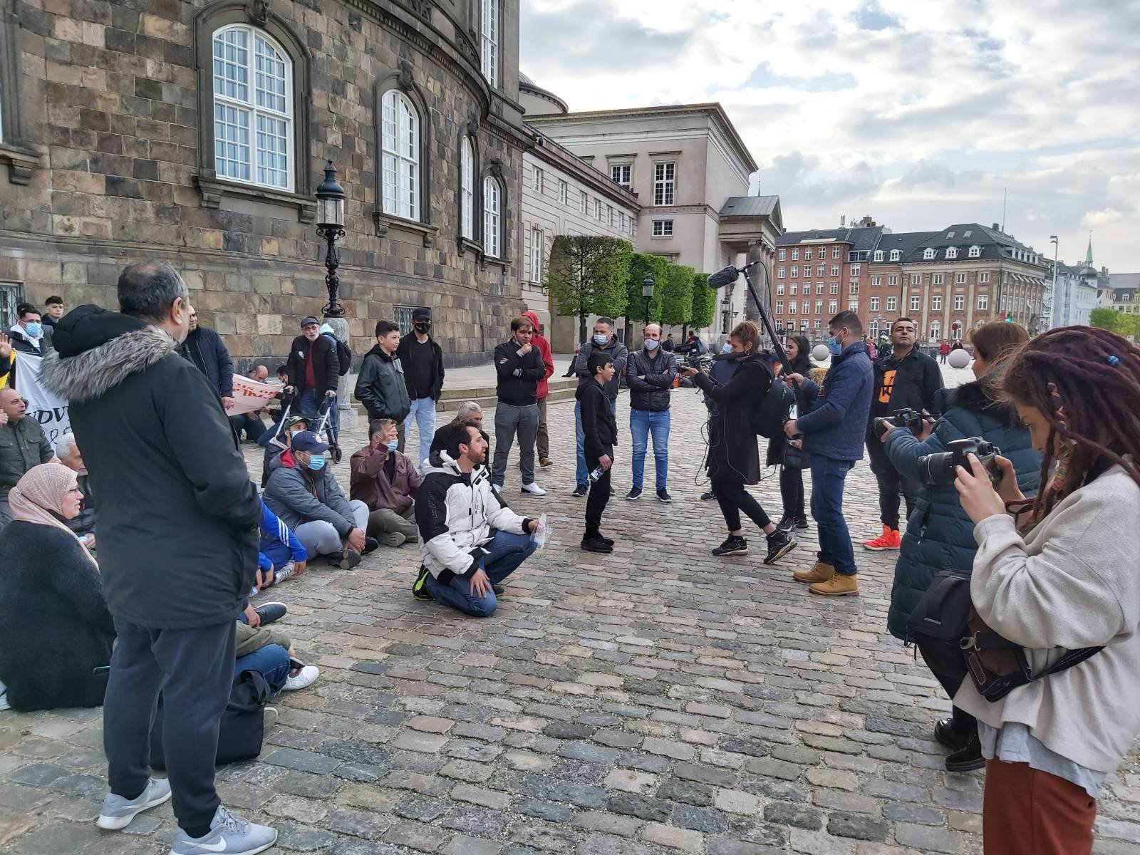 Syrere fra hele landet har sat sig foran Christiansborg