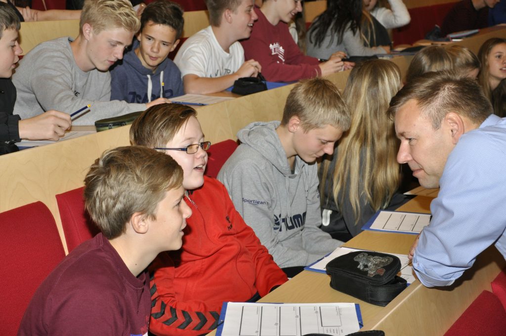 Efter grundskolen trækker gymnasiet – men hver anden tager tiende klasse