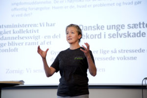 Ungdomsudspil rammer ved siden af skiven hos børnene