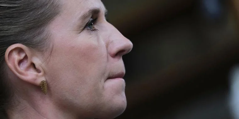 Mette Frederiksen havde givet op: Så kom Bo hende til undsætning