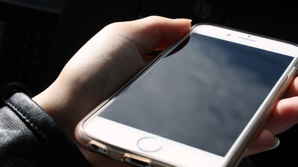 Politikere om mobiler i skolen: Det er en lokal beslutning
