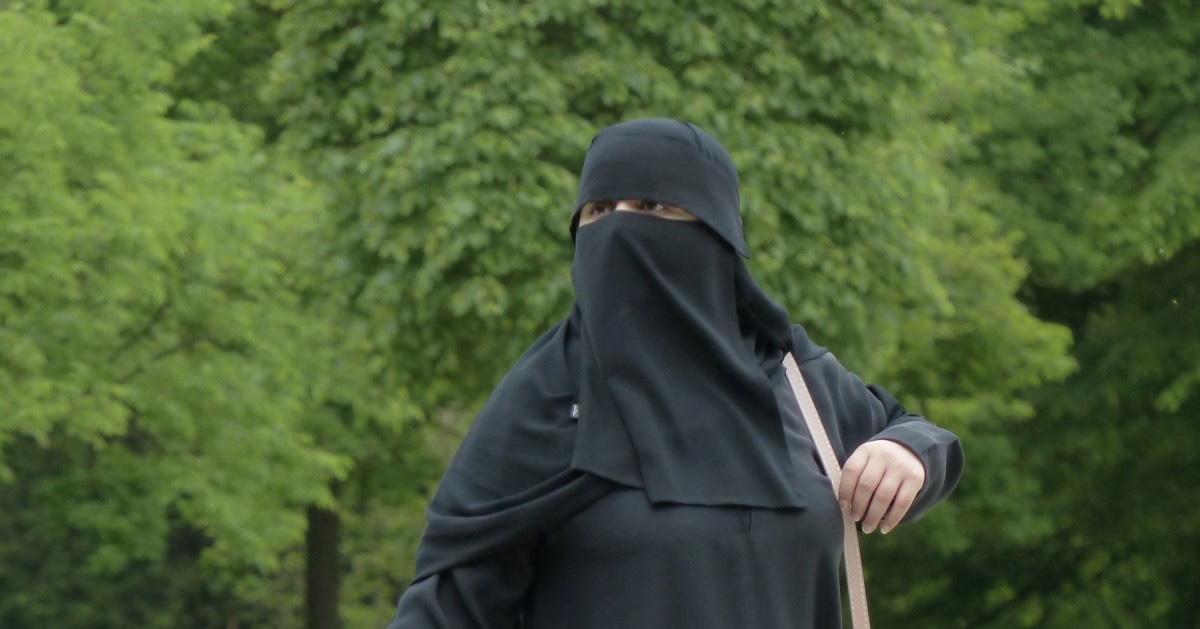 Tildækningsforbud gør det ulovligt at bære burka og niqab