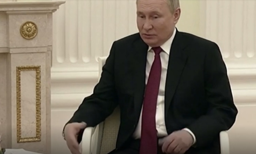 Ny video af Putin forstærker rygter om skrantende helbred