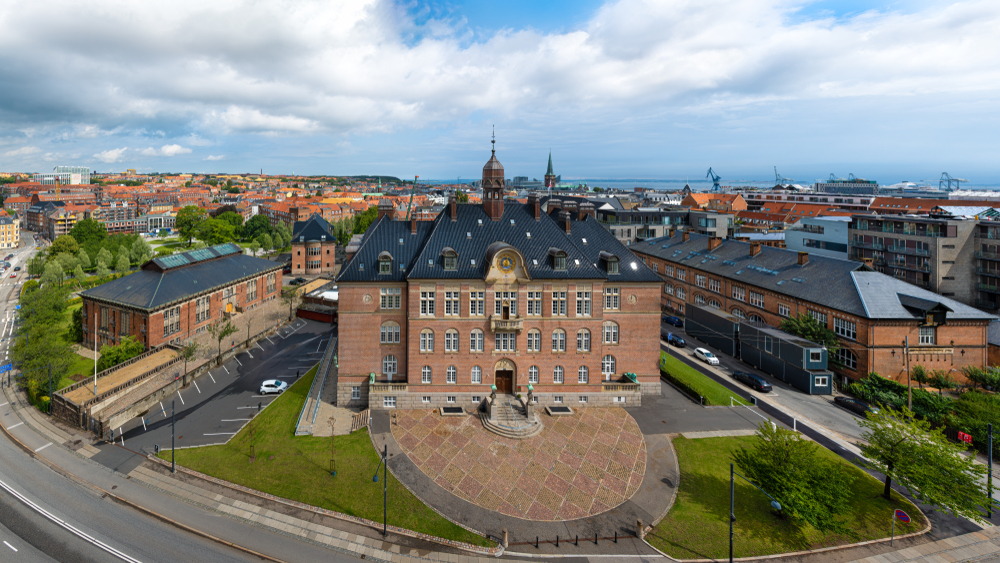 Anholdt for at true kommunale medarbejdere
