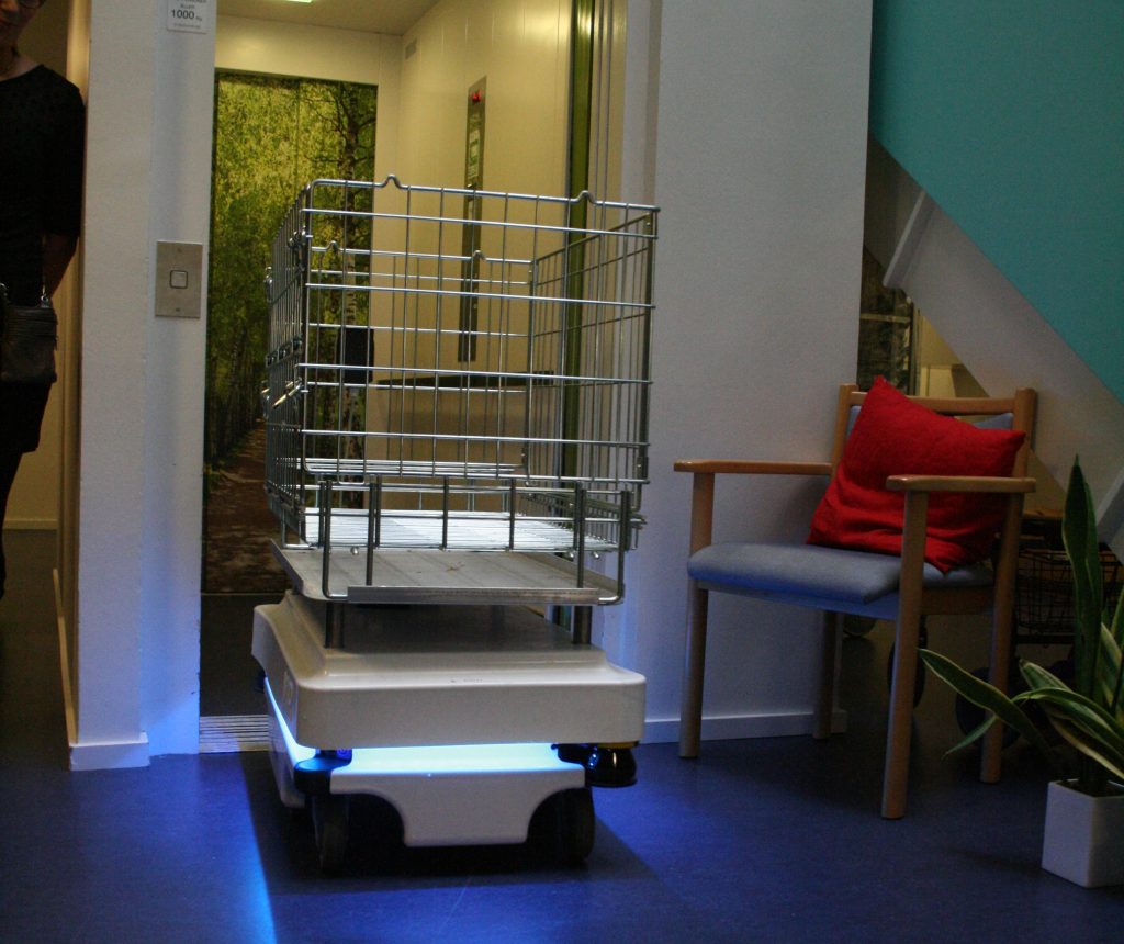 Robot tager skraldet på plejecenteret