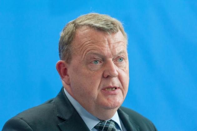 Sofie Carsten Nielsen rækker hånden ud til Lars Løkke Rasmussen