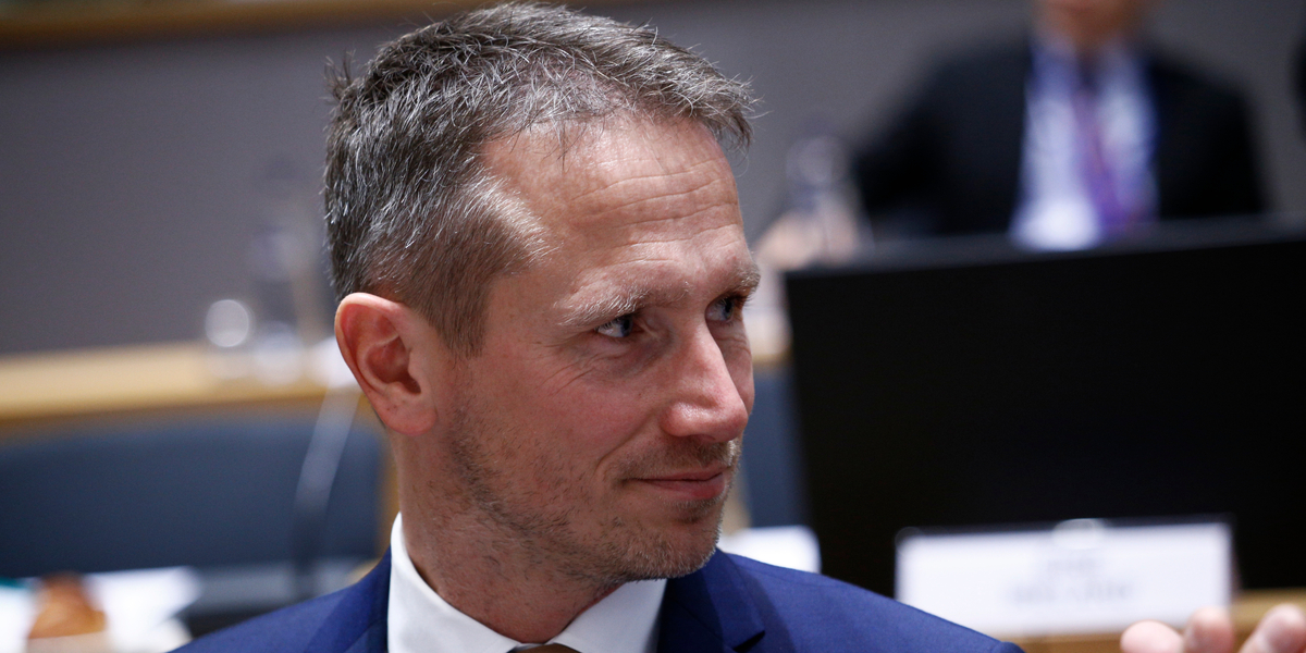 Eksotiske badestrande og feriedestinationer: Toppolitiker fyrede den af under kortvarig ansættelse