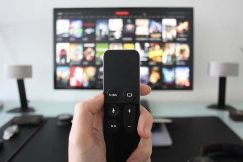 Skift i dansk forbrug: Færre penge på tekstmedier, flere på streaming