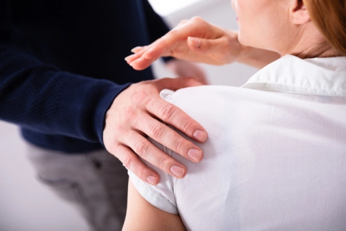 Dobbelt så mange ufaglærte har oplevet seksuel chikane som de højtuddannede