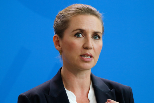 Mette Frederiksen kommer med sit bud: Her vil mundbind være fortid