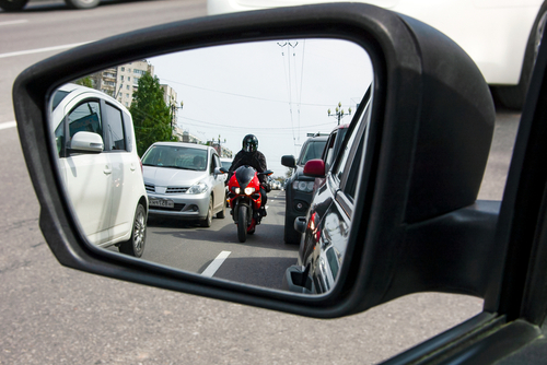 Motorvej spærret i begge retninger – voldsom ulykke