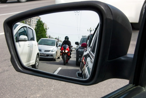 Motorvej spærret i begge retninger – voldsom ulykke