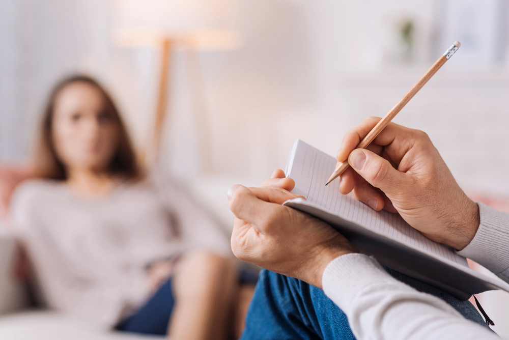 Gratis psykologbehandling til unge bliver permanent med finansloven