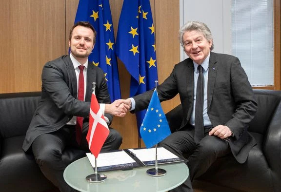 Erhvervsministeren underskriver erklæring om teknologi for sikker kommunikation