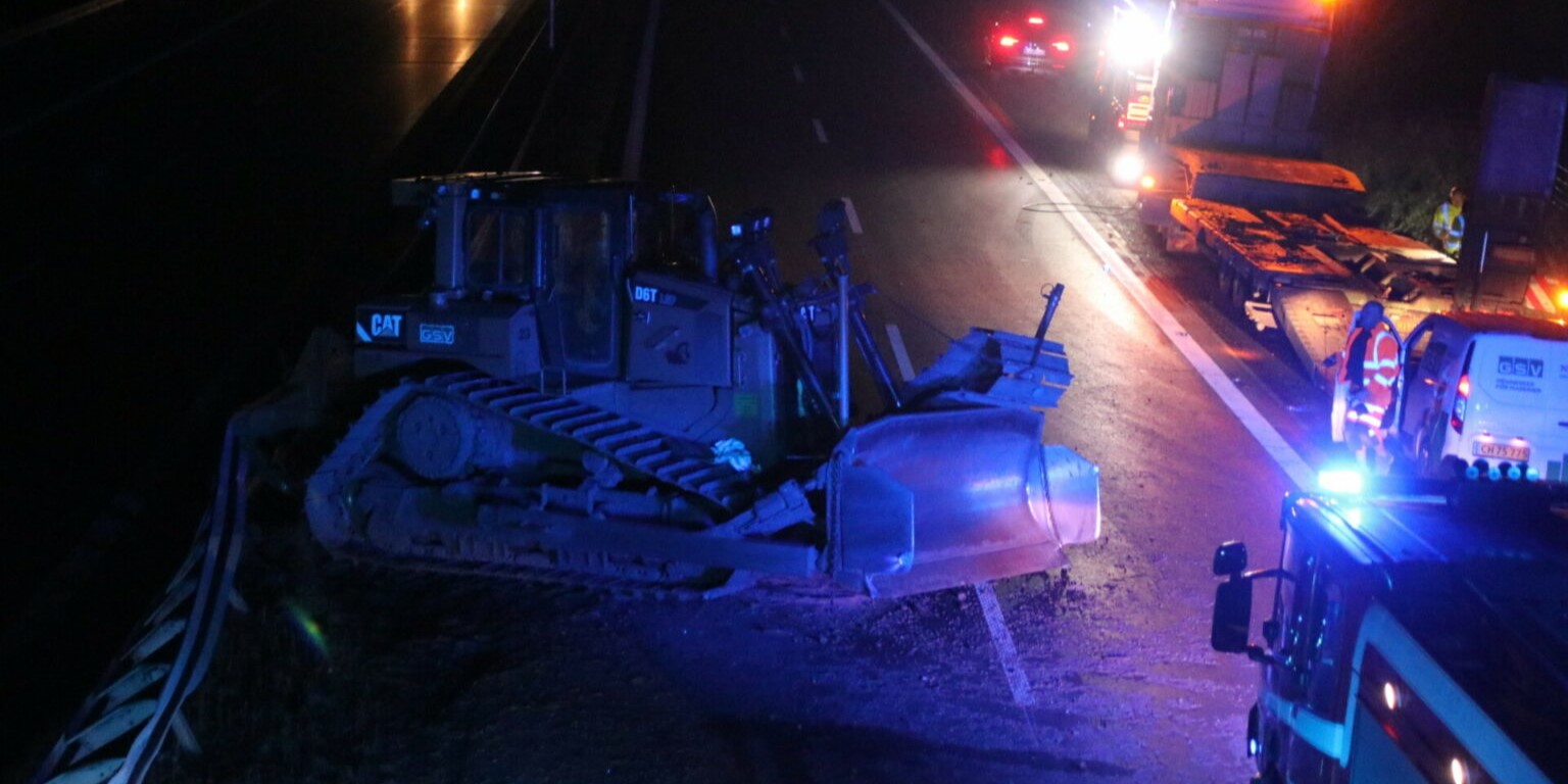 Motorvej spærret – lastbil tabte 24 tons bulldozer