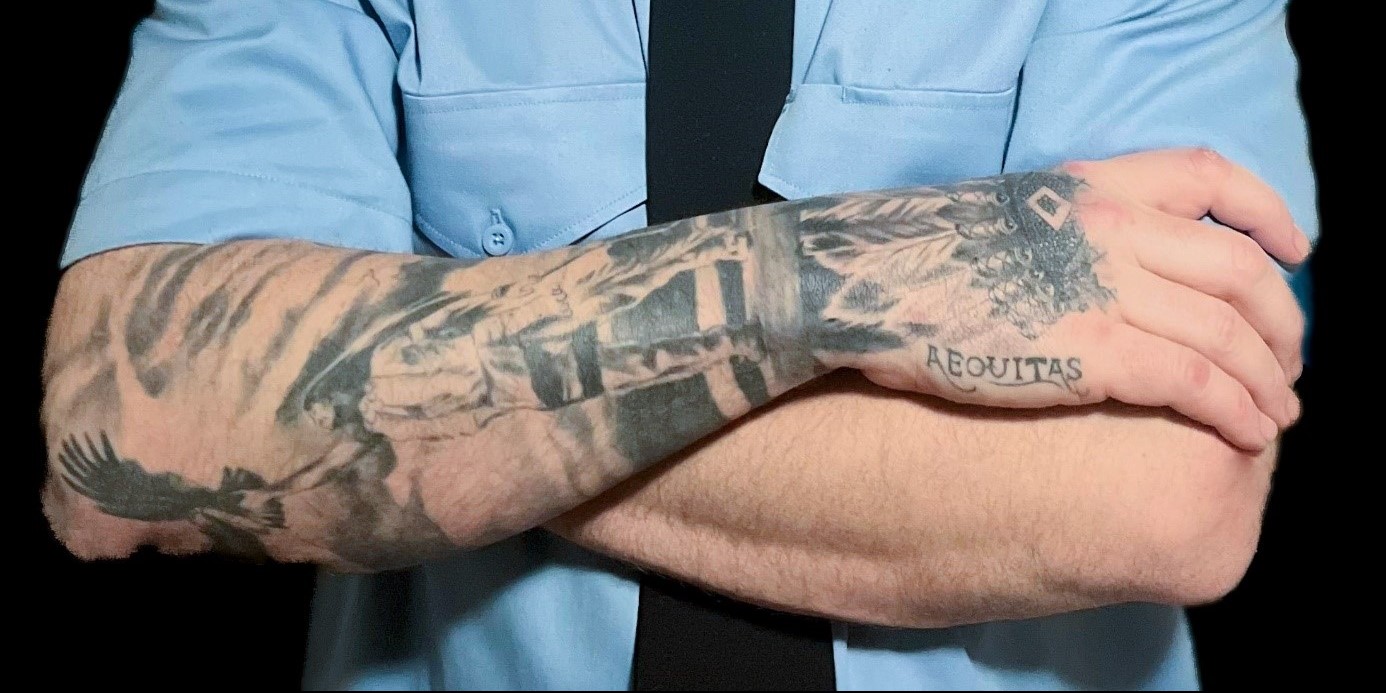 Tilladt fra d. 1. april – nu må disse grupper have synlige tatoveringer