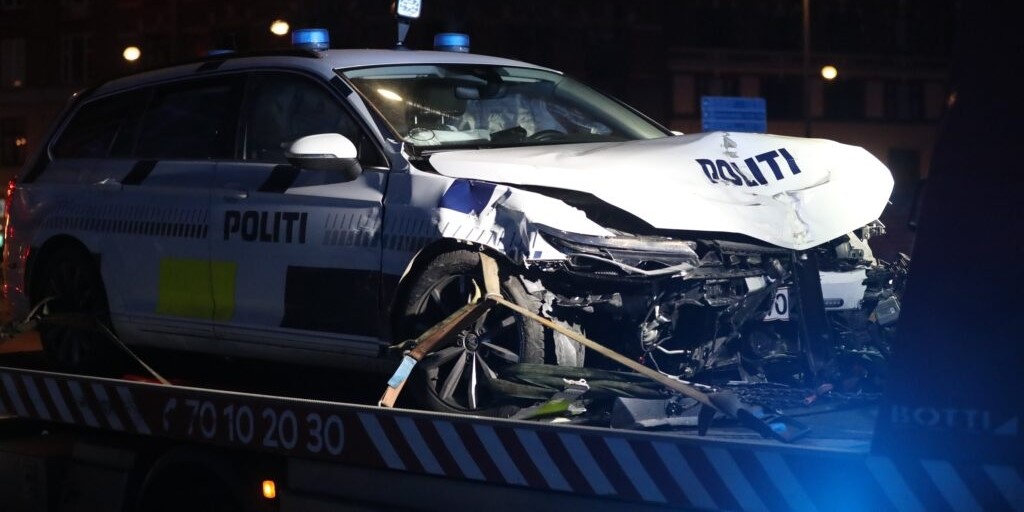 4 betjente kørt på hospitalet: 58-årig anholdt efter vanvittig biljagt