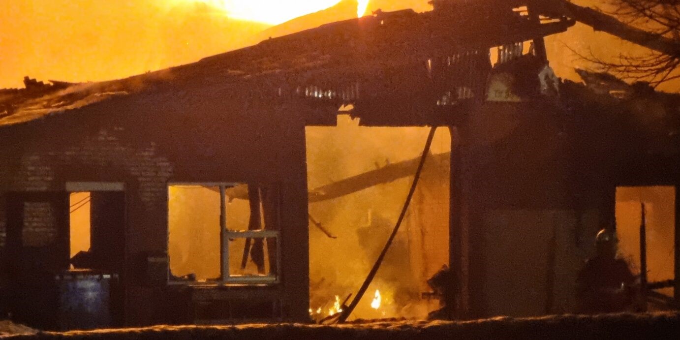Voldsom brand i virksomhed – halvdelen er bygningen er væk
