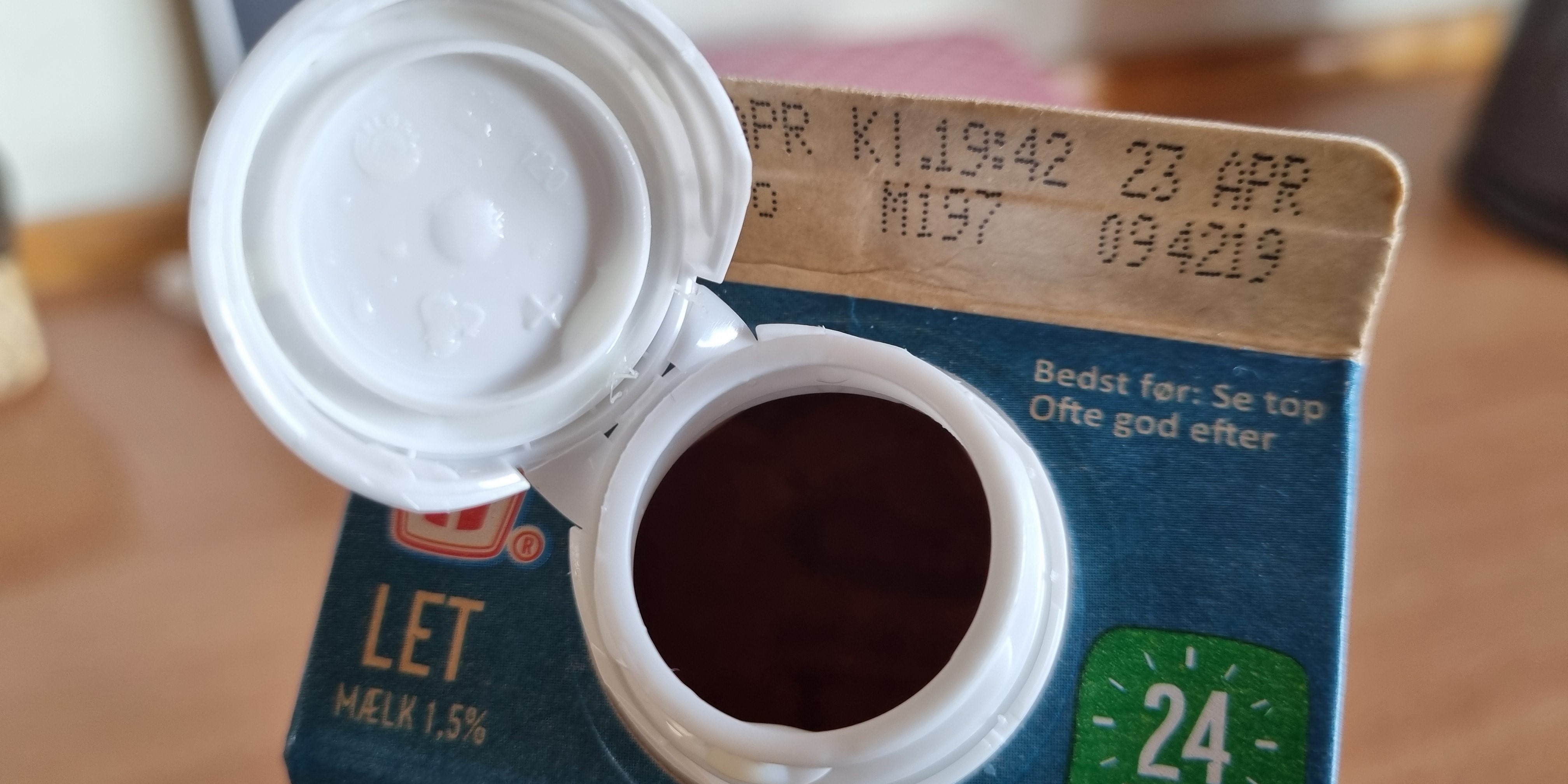 Nu forklarer Arla: Derfor er skruelågene begyndt at sidde fast på kartonen