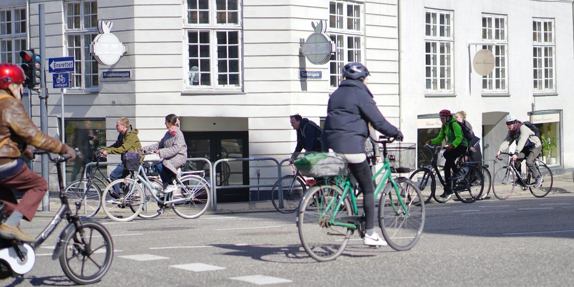 At køre ved siden af hinanden er på 2. pladsen – her er listen over de mest irriterende ting, cyklister gør