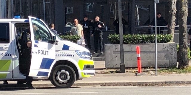 Mand satte ild til sig selv foran ambassade i København