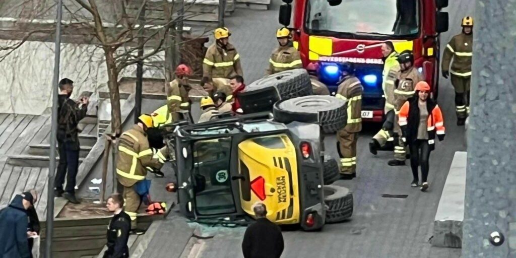 Alvorligt uheld: Person klemt under væltet gaffeltruck