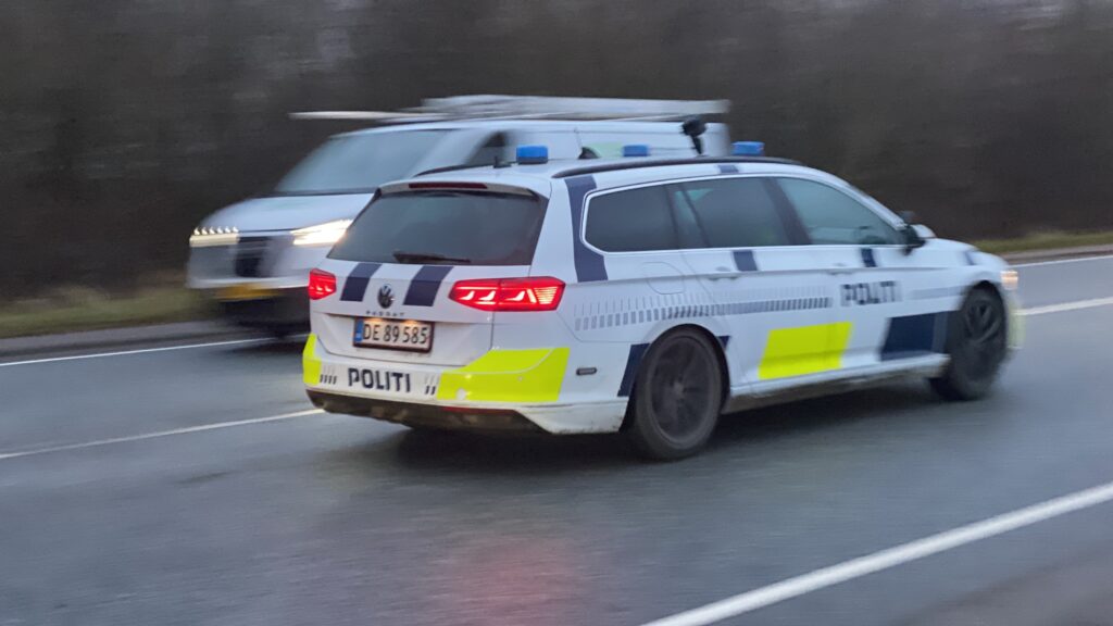 Vanvidsbilist flygtede til fods – så blev politihunden sluppet løs