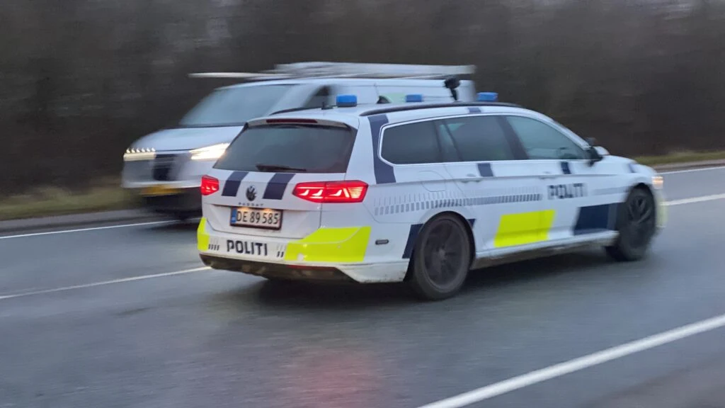 Vanvidsbilist flygtede til fods – så blev politihunden sluppet løs