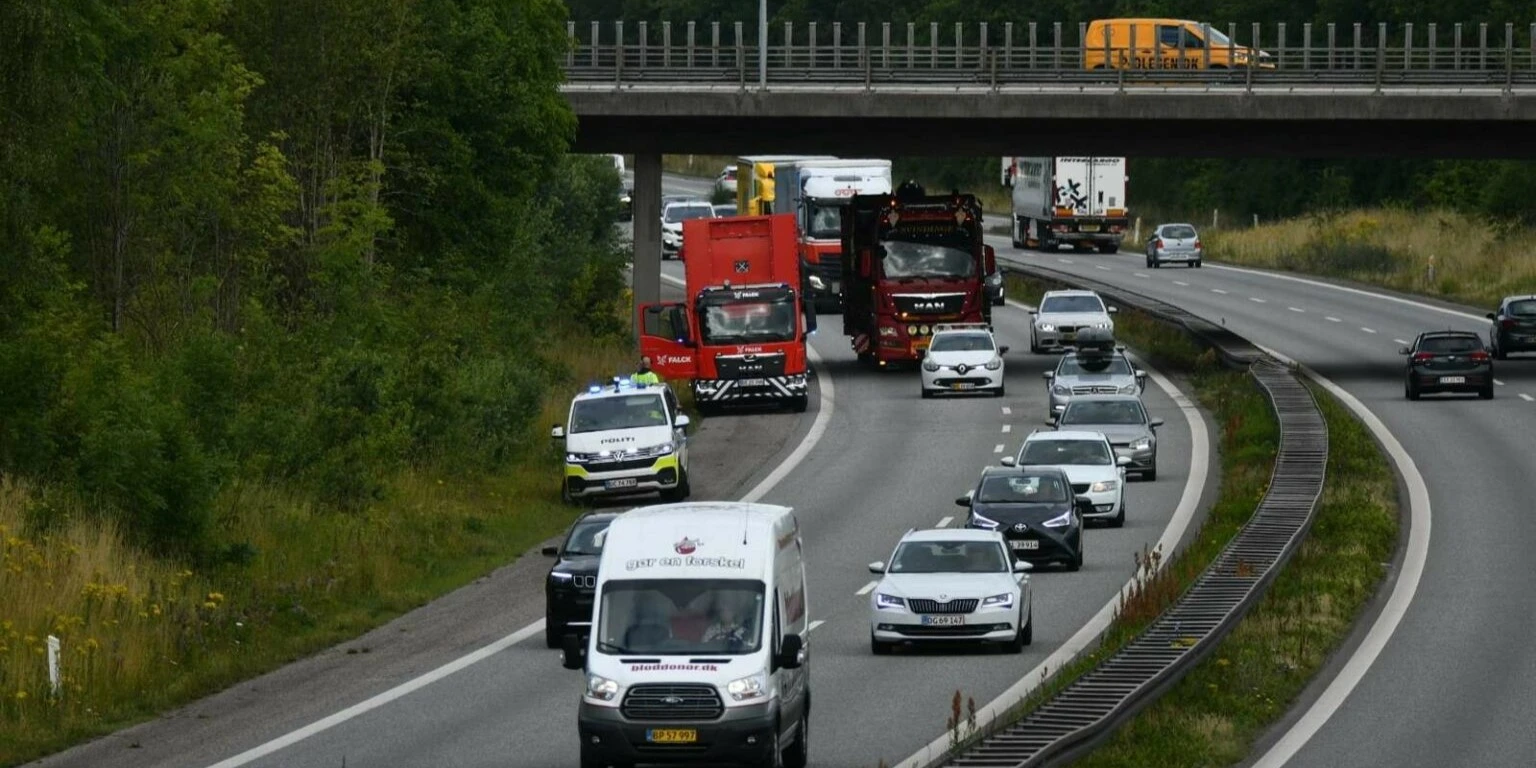 Besynderlige scener: Barfodet mand flygtede fra uheld, der spærrede motorvej