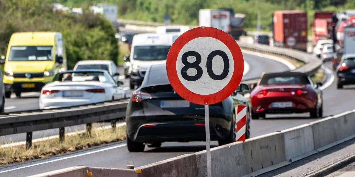 Der er ikke noget vejarbejde: Derfor er motorvej alligevel ramt af hastighedsbegrænsning