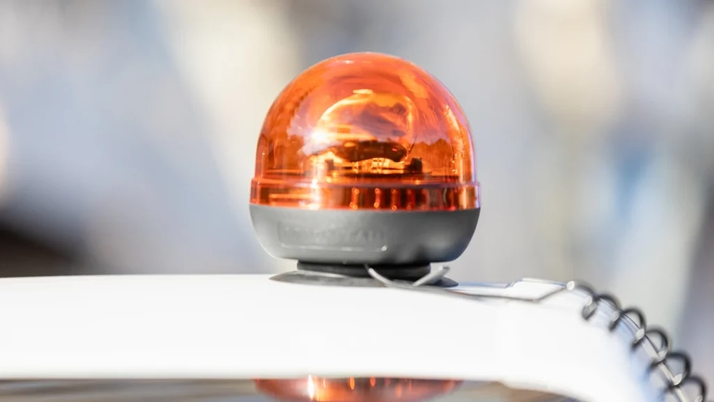 Ny regelændring for bilister: Nu skal de have et orange lys liggende i bilen