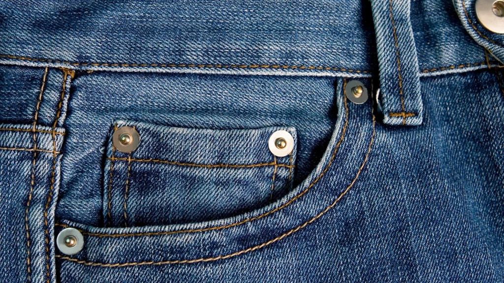 Metalknapperne i jeans har en vigtigere funktion, end du tror: Næsten ingen kender den