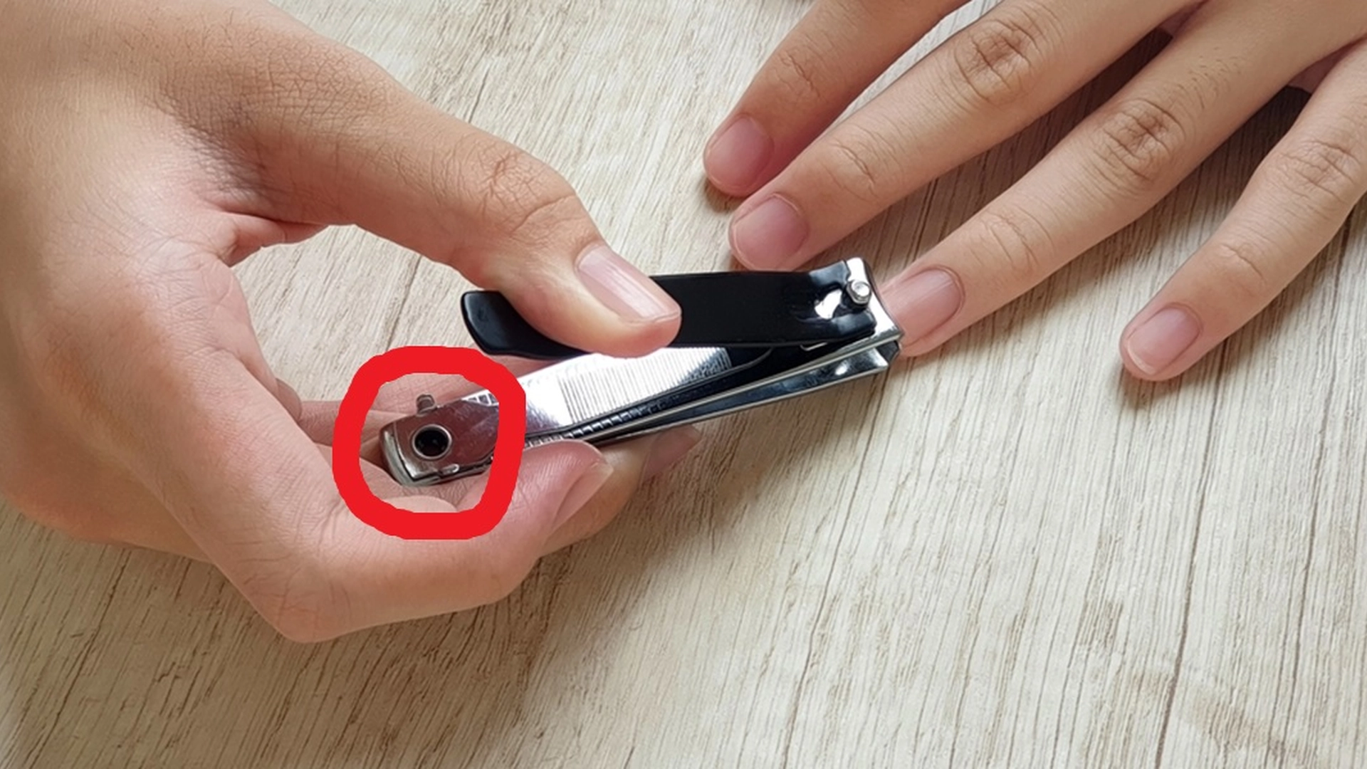 Har du bemærket hullet på enden af negleklipperen? Her er dens ‘hemmelige’ funktion