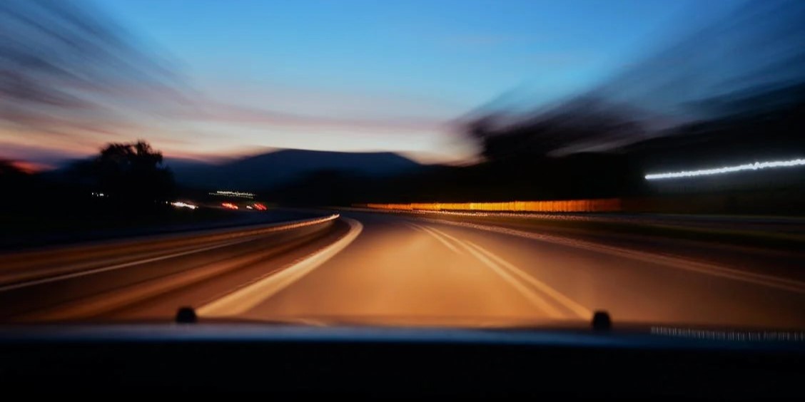 Skræmmende tal: Så mange oplever, at andre bilister har slukkede lygter