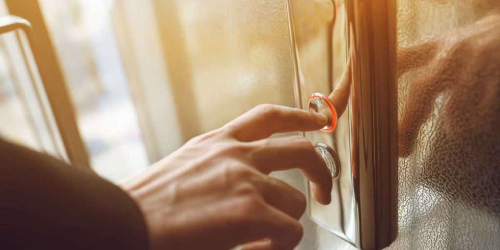 Skal man trykke op eller ned på elevatoren? Mange begår den samme fejl