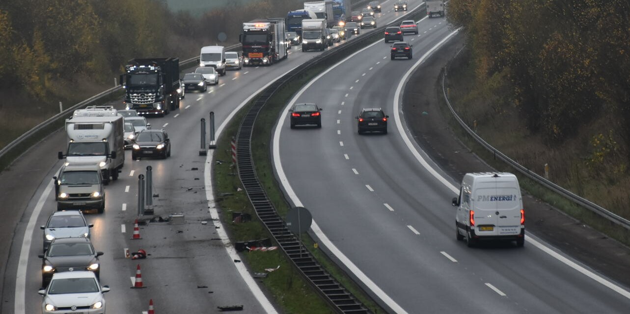 Motorvej spærret, 4 biler i uheld